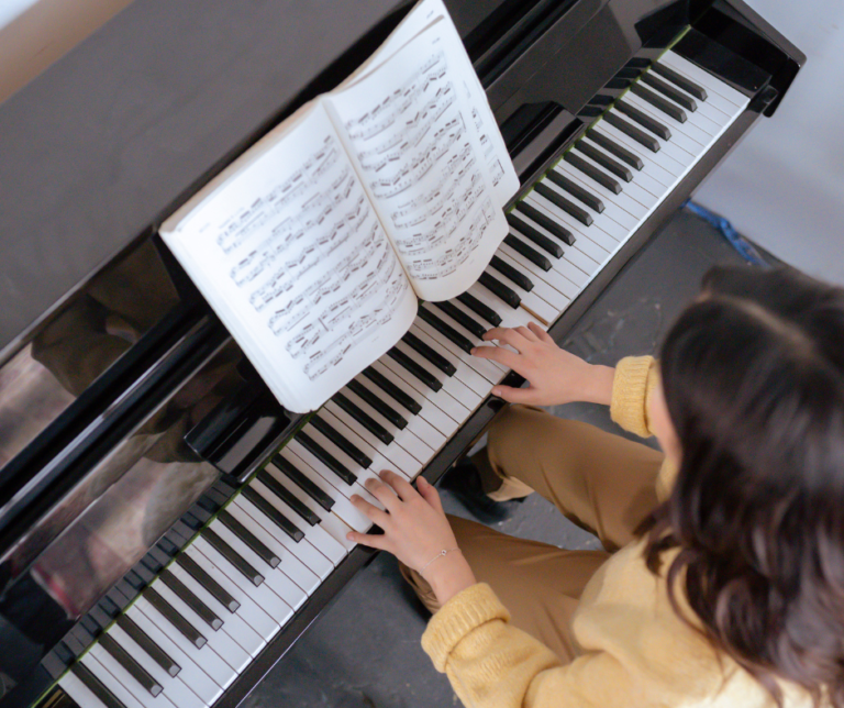 Muzyka w Edukacji: Rola muzyki w procesie nauki i rozwoju intelektualnym