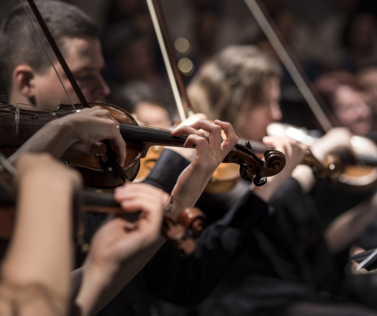 Symfonia Kontra Akordy: Różnice Dźwięków Między Orkiestrą a Zespołem Muzycznym